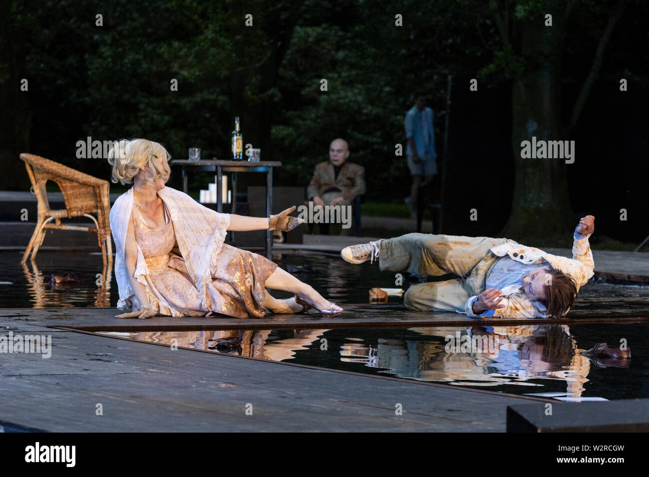 A Mülheim an der Ruhr, Germania. Il 4 luglio 2019. L-R: Simone Thoma, Klaus Herzog, Albert Bork. Theater an der Ruhr performes durante la Weiße Nächte stagione in Raffelbergpark Eugene O'Neill giocare 'Eines langen Tages Reise in Die Nacht' (lunga giornata di viaggio nella notte) diretto da Roberto Ciulli. Con Simone Thoma (Mary Tyrone), Klaus Herzog (James Tyrone), Fabio Menéndez (James Tyrone Jr.) e Albert Bork (Edmund Tyrone). Il free open-air spettacoli si svolgono dal 4 al 7 luglio 2019. Foto Stock