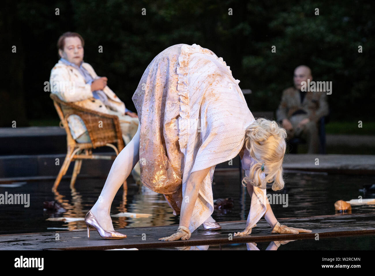 A Mülheim an der Ruhr, Germania. Il 4 luglio 2019. L-R: Albert Bork, Simone Thoma, Klaus Herzog. Theater an der Ruhr performes durante la Weiße Nächte stagione in Raffelbergpark Eugene O'Neill giocare 'Eines langen Tages Reise in Die Nacht' (lunga giornata di viaggio nella notte) diretto da Roberto Ciulli. Con Simone Thoma (Mary Tyrone), Klaus Herzog (James Tyrone), Fabio Menéndez (James Tyrone Jr.) e Albert Bork (Edmund Tyrone). Il free open-air spettacoli si svolgono dal 4 al 7 luglio 2019. Foto Stock
