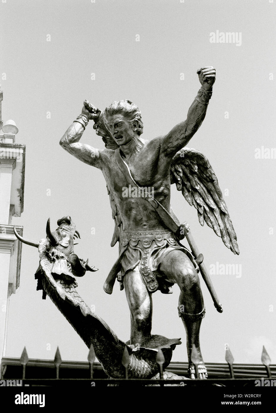 San Michele Arcangelo che uccide Satana come un drago al di fuori di San Miguel Chiesa a Manila nelle Filippine del Sud-est asiatico in Estremo Oriente Foto Stock