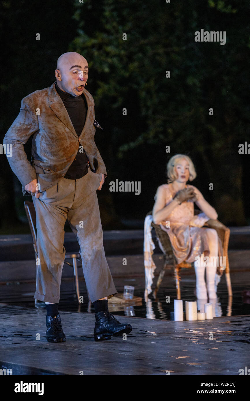 A Mülheim an der Ruhr, Germania. Il 4 luglio 2019. L-R: Klaus Herzog, Simone Thoma. Theater an der Ruhr performes durante la Weiße Nächte stagione in Raffelbergpark Eugene O'Neill giocare 'Eines langen Tages Reise in Die Nacht' (lunga giornata di viaggio nella notte) diretto da Roberto Ciulli. Con Simone Thoma (Mary Tyrone), Klaus Herzog (James Tyrone), Fabio Menéndez (James Tyrone Jr.) e Albert Bork (Edmund Tyrone). Il free open-air spettacoli si svolgono dal 4 al 7 luglio 2019. Foto Stock