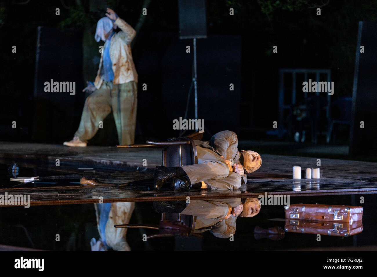 A Mülheim an der Ruhr, Germania. Il 4 luglio 2019. L-R: Albert Bork, Klaus Herzog. Theater an der Ruhr performes durante la Weiße Nächte stagione in Raffelbergpark Eugene O'Neill giocare 'Eines langen Tages Reise in Die Nacht' (lunga giornata di viaggio nella notte) diretto da Roberto Ciulli. Con Simone Thoma (Mary Tyrone), Klaus Herzog (James Tyrone), Fabio Menéndez (James Tyrone Jr.) e Albert Bork (Edmund Tyrone). Il free open-air spettacoli si svolgono dal 4 al 7 luglio 2019. Foto Stock