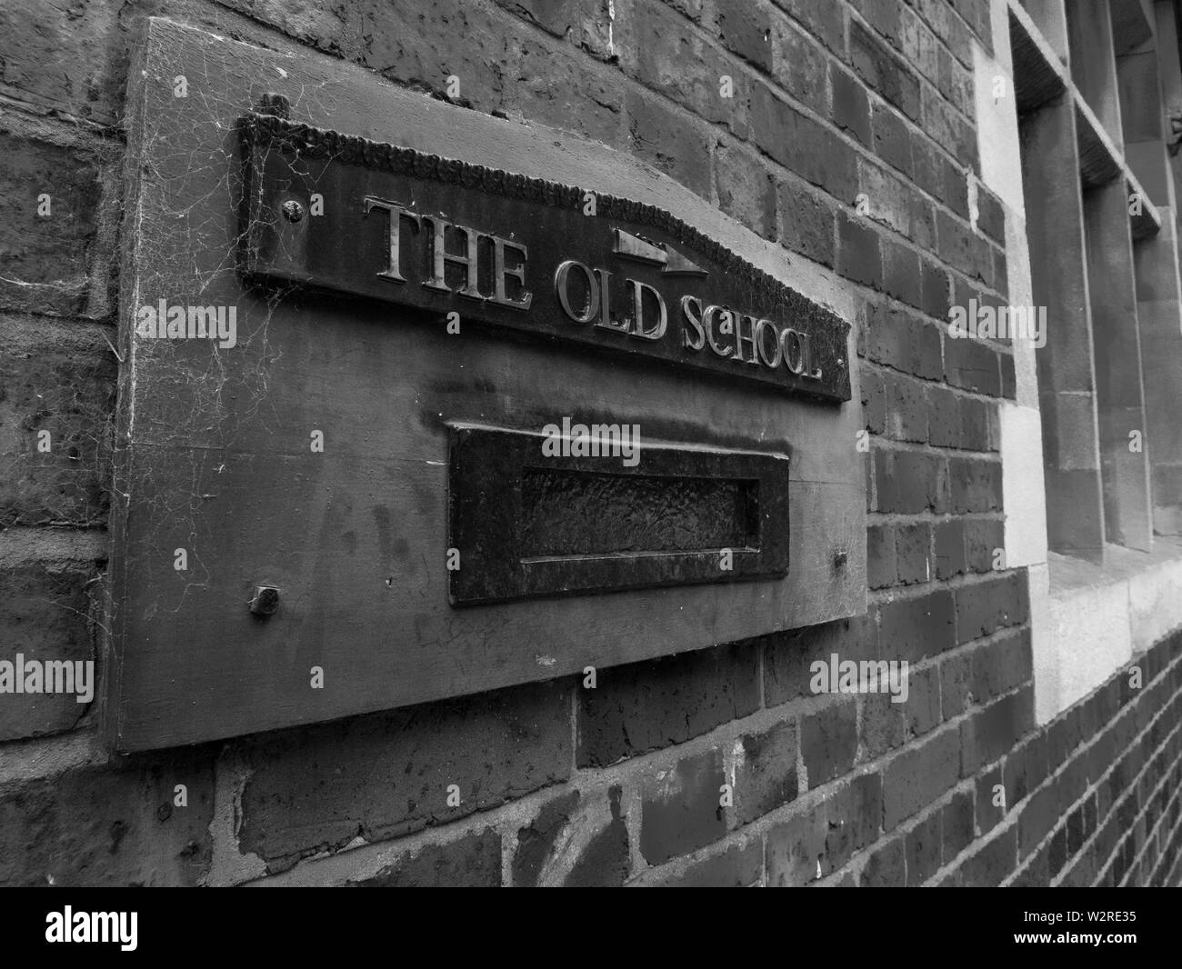 Questo è letter box segno che rappresenta "l'old school' in un villaggio del Leicestershire, Regno Unito Foto Stock
