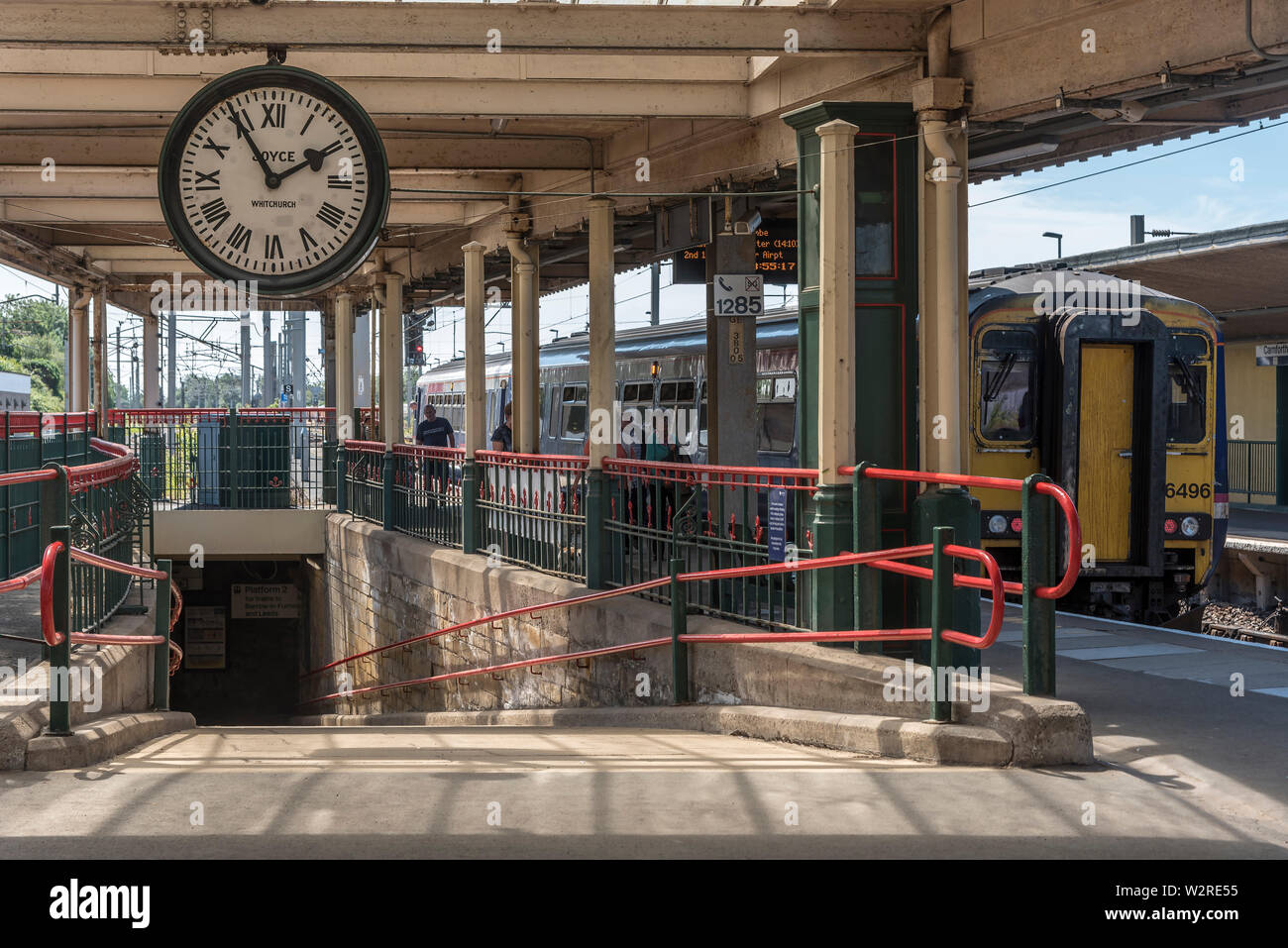 Il breve incontro stazione ferroviaria a Carnforth sulla linea principale della costa occidentale. Il famoso orologio stazione. Foto Stock