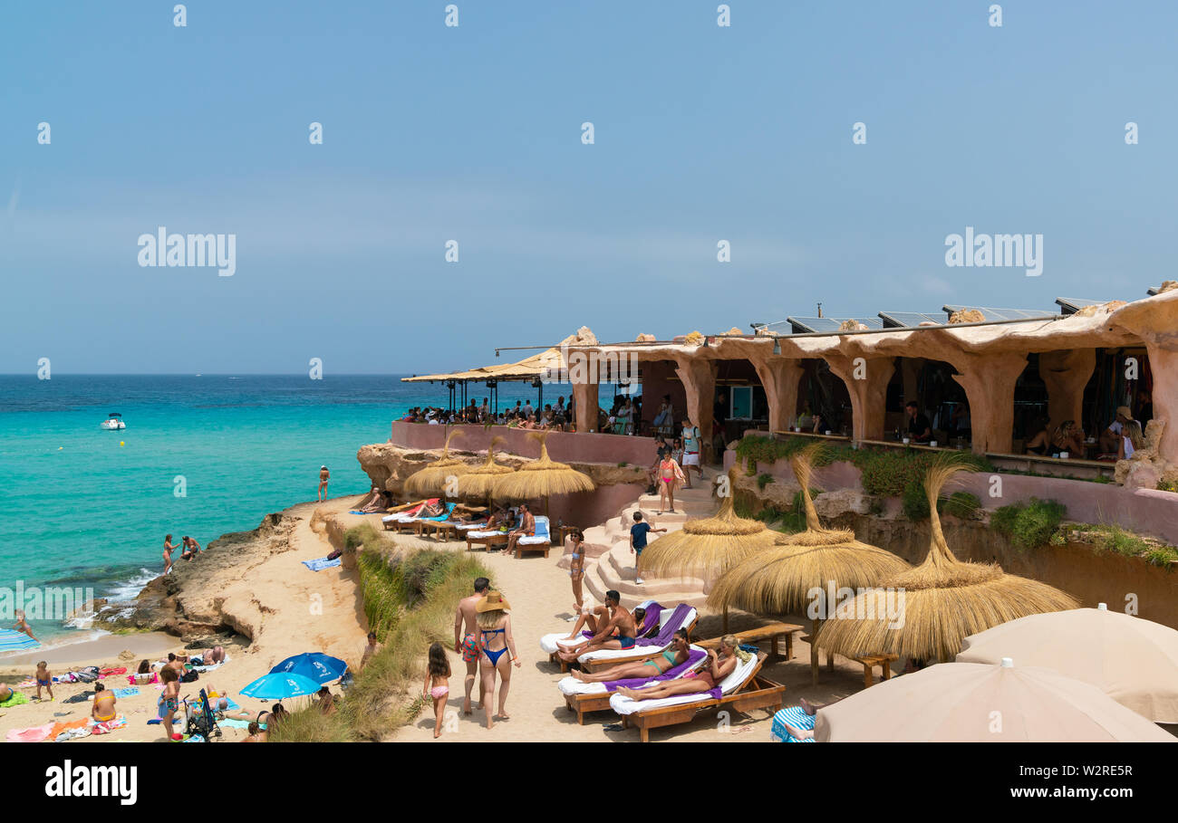 25 Giugno 2019 - Ibiza, Spagna. Scenic bar-ristorante Sunset Ashram si trova a Sant Josep de sa Talaia, comune sull'isola spagnola di Ibiza. Foto Stock