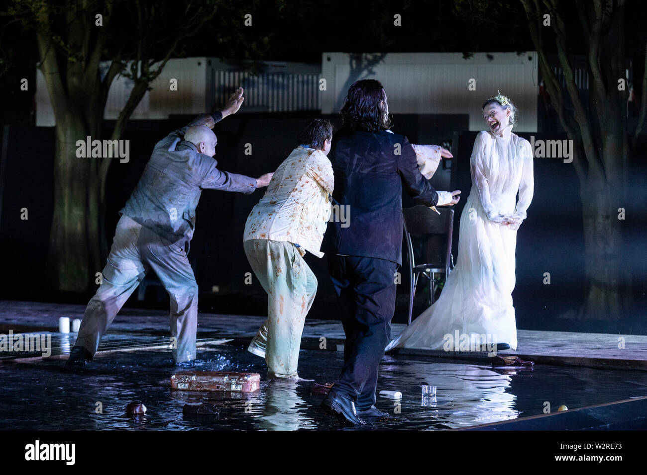 A Mülheim an der Ruhr, Germania. Il 4 luglio 2019. L-R: Klaus Herzog, Albert Bork, Fabio Menéndez, Simone Thoma. Theater an der Ruhr performes durante la Weiße Nächte stagione in Raffelbergpark Eugene O'Neill giocare 'Eines langen Tages Reise in Die Nacht' (lunga giornata di viaggio nella notte) diretto da Roberto Ciulli. Con Simone Thoma (Mary Tyrone), Klaus Herzog (James Tyrone), Fabio Menéndez (James Tyrone Jr.) e Albert Bork (Edmund Tyrone). Il free open-air spettacoli si svolgono dal 4 al 7 luglio 2019. Foto Stock