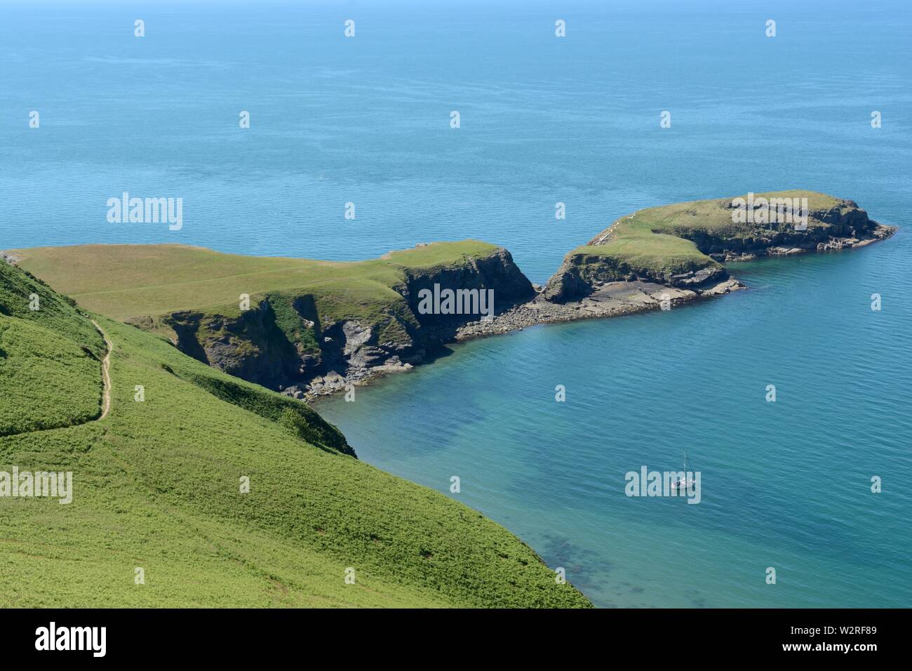 Ynys Lochtyn isola di marea sulla costa della baia di Ceredigion utilizzato come icona per il Ceredigion PathLlangrannog costa del Galles Cymru REGNO UNITO Foto Stock