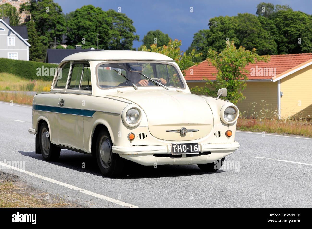 Kimito, Finlandia. Luglio 6, 2019. Kimito Tractorkavalkad classic tractor parade featured anche automobili classiche, qui off-white Trabant 2D Sedan anno 1964. Foto Stock