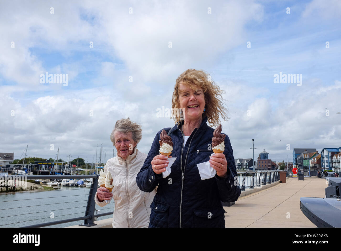 Littlehampton West Sussex Regno Unito - donna anziana e figlia gustare un gelato cornet Foto Stock
