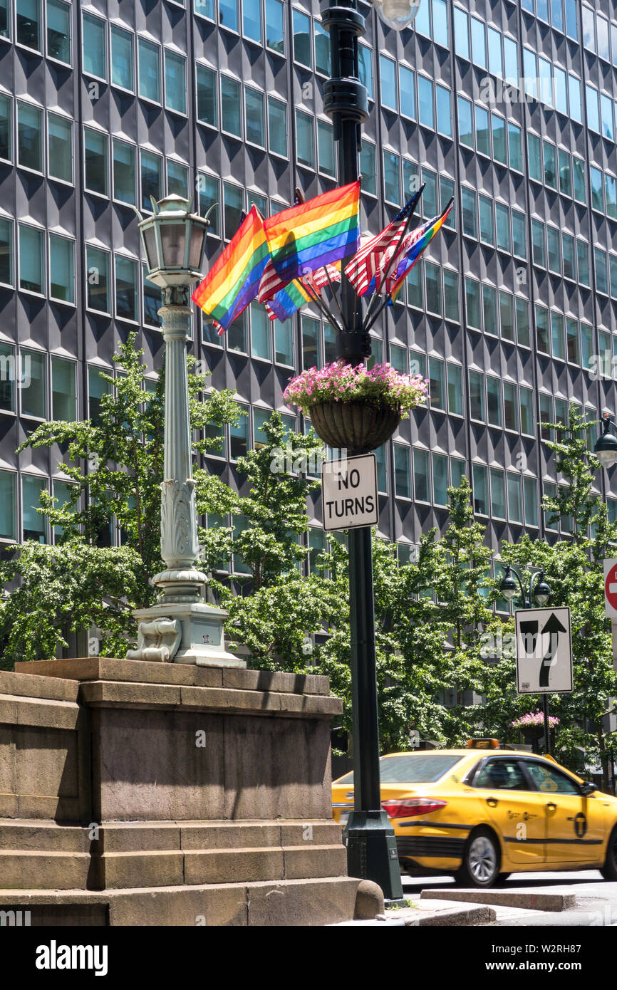 Americano e Gay Pride bandiere Arcobaleno a Park Avenue e la 40th Street e la Grand Central Vaduct, NYC, STATI UNITI D'AMERICA Foto Stock