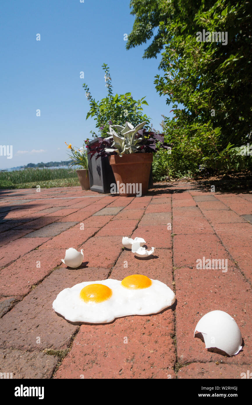 L'espressione "è abbastanza caldo per friggere uova su un marciapiede' è usato durante una ondata di caldo, STATI UNITI D'AMERICA Foto Stock