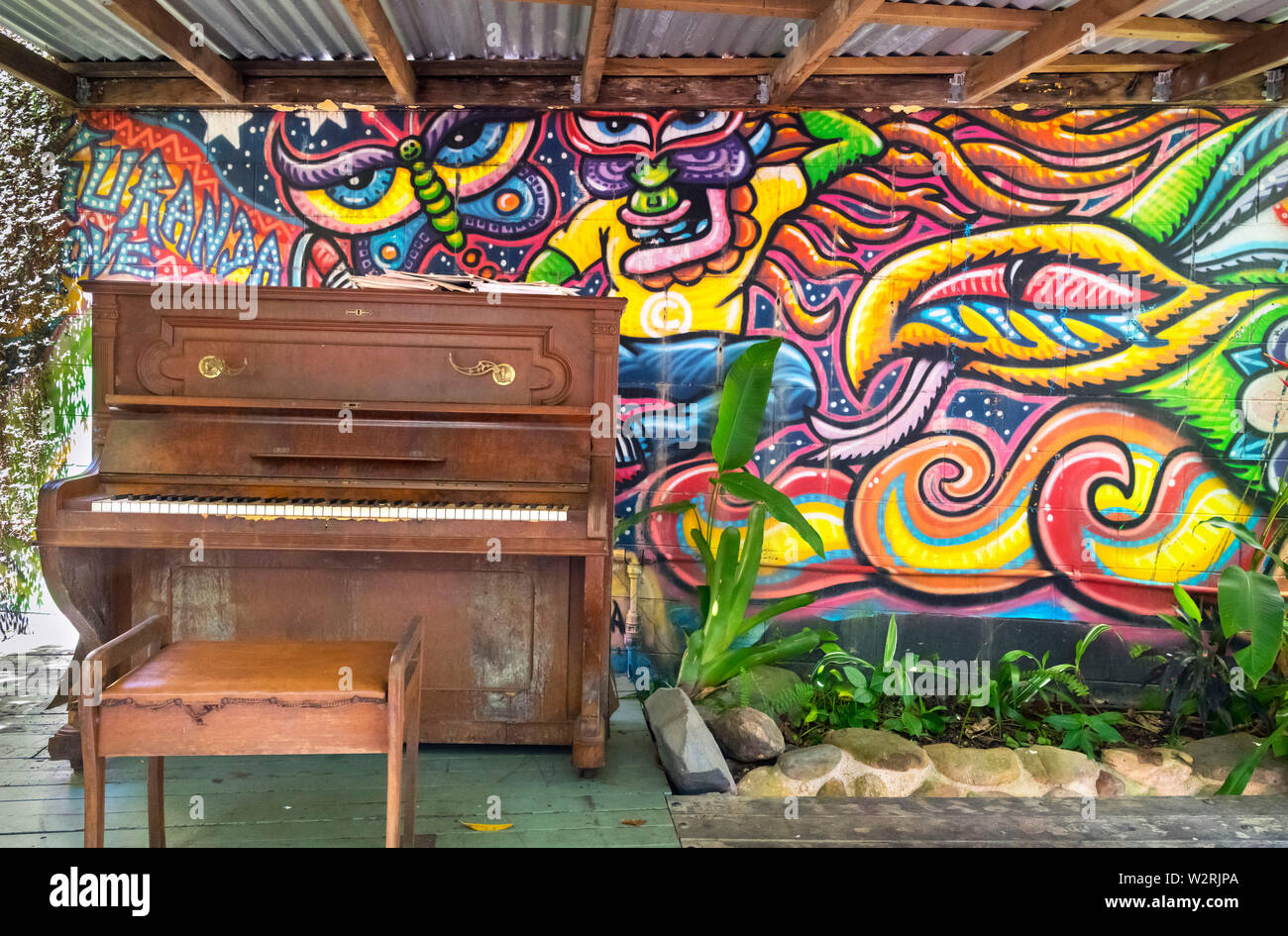Vecchio pianoforte a Kuranda originale sui mercati della foresta pluviale, Kuranda, altopiano di Atherton, estremo Nord Queensland, Australia Foto Stock