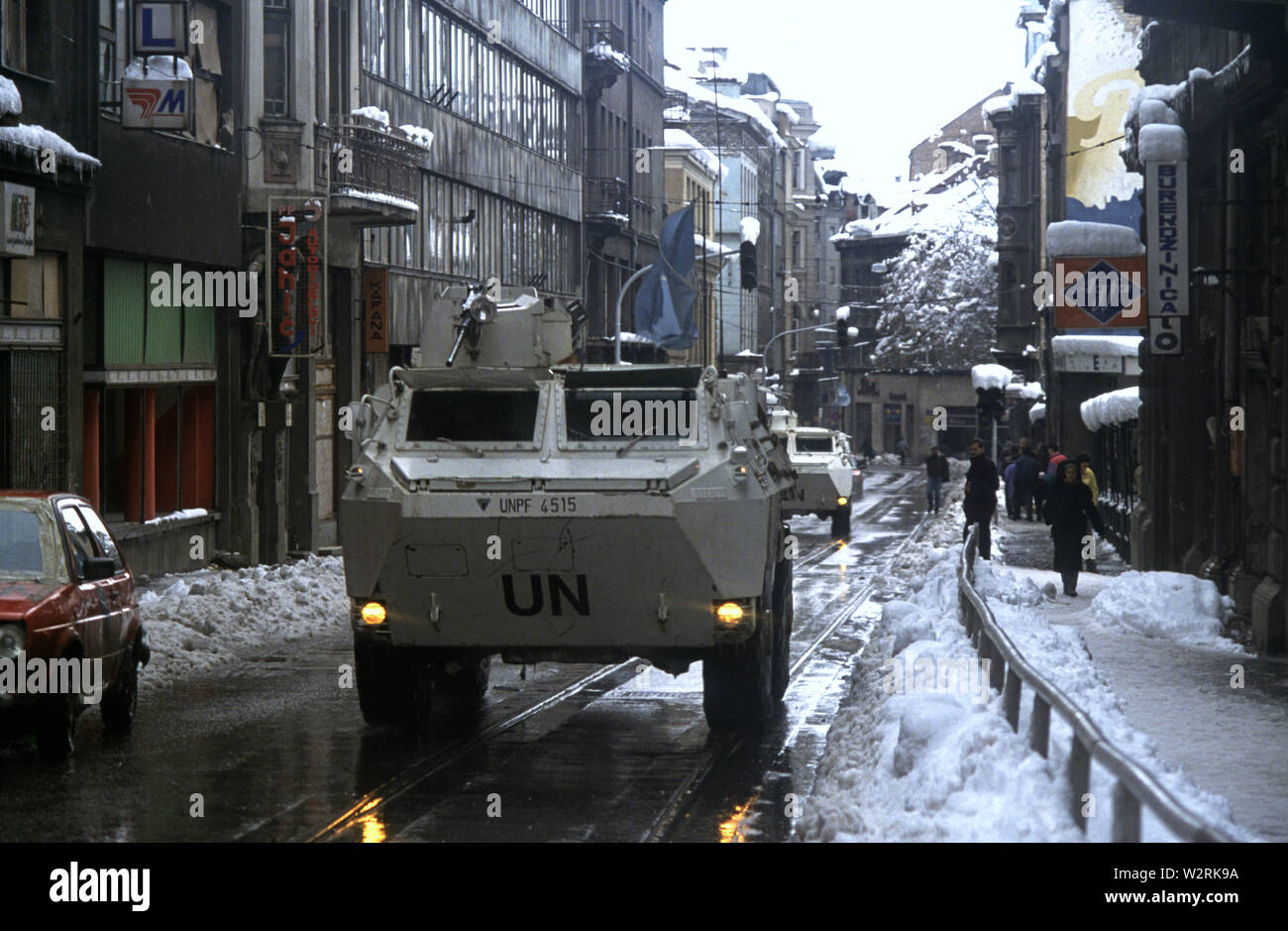 Il 28 marzo 1993 durante l'assedio di Sarajevo: due UNPROFOR francese Renault VABs (APC) dirigersi verso est lungo il Marsala Tita Street nel centro della citta'. Foto Stock