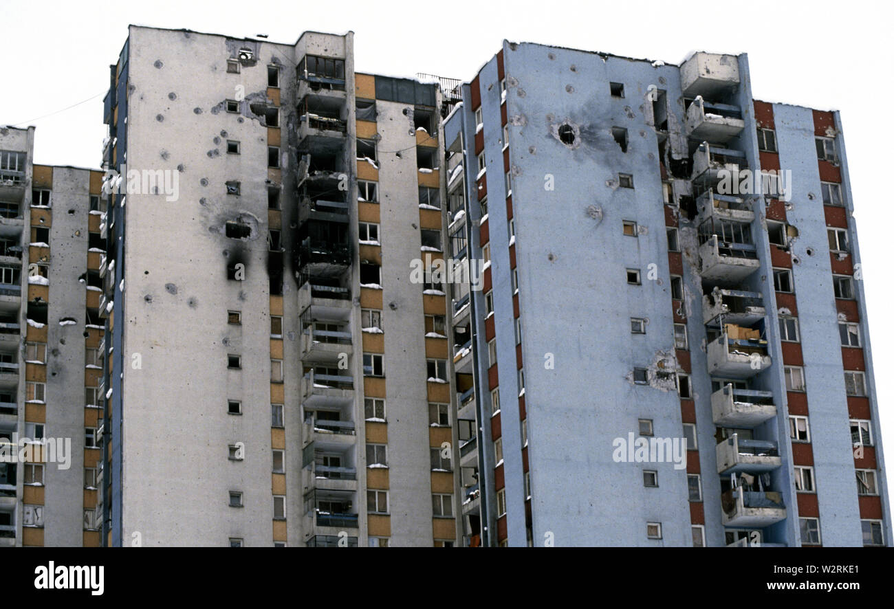 Il 28 marzo 1993 durante l'assedio di Sarajevo: vicino all'aeroporto, il grattacielo di edifici residenziali di Dobrinja erano 'surrounded' su tre lati dal assediava forze della Republika Srpska. Foto Stock