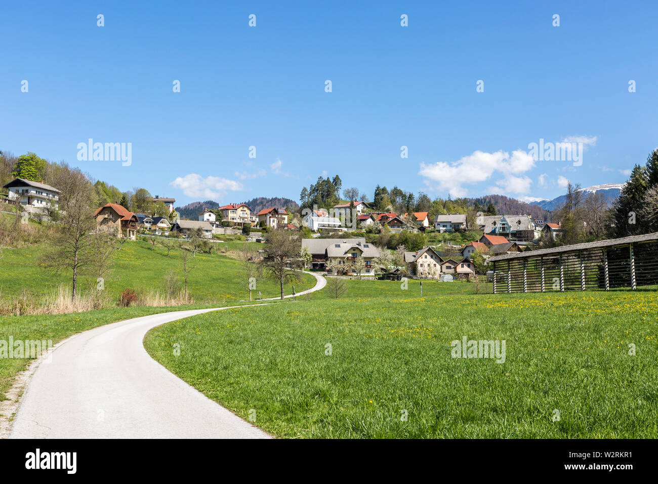 Un paese stretto avvolgimento su strada la sua strada verso Bohinjska Bela villaggio al Lago di Bled Slovenia Foto Stock