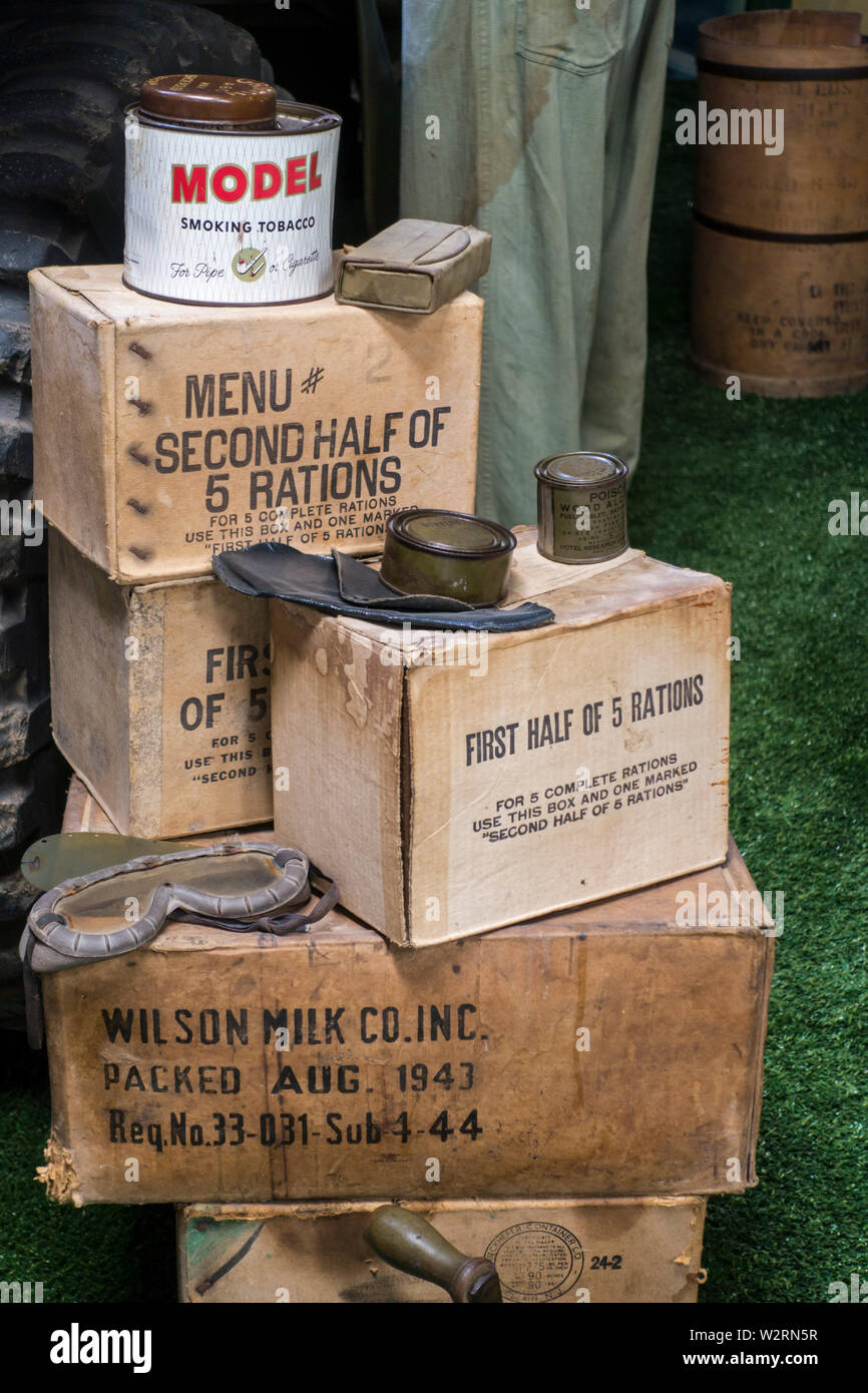 Pila di WW2 scatole di cartone con razioni militari / i menu per i soldati americani durante la Seconda Guerra Mondiale Foto Stock