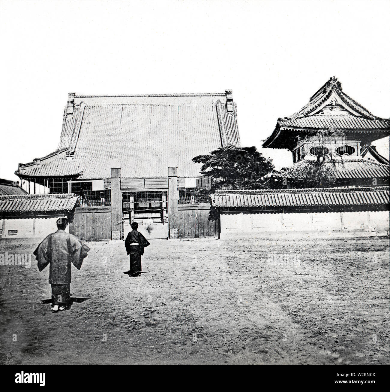[ Giappone 1870 - Tempio Higashi Honganji a Tokyo ] - porta d'ingresso di Higashi Honganji (東本願寺), un tempio buddista della setta di Jodo Shinshu situato a Nishi-Asakusa, Taito-ku, Tokyo. scivolo in vetro vintage del xix secolo. Foto Stock