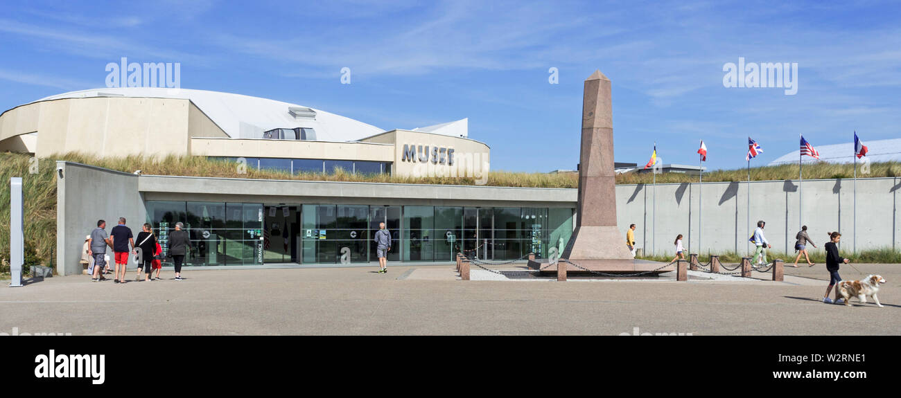I turisti che visitano il Musée du Débarquement Utah Beach, guerra mondiale due museo a Sainte-Marie-du-Mont, Normandia, Francia Foto Stock