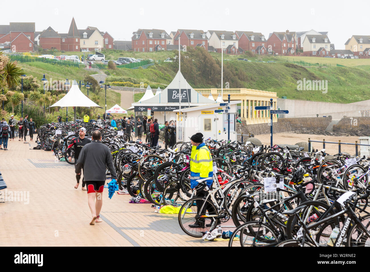 Su un nuvoloso mattina la promenade è riempito con righe di biciclette per il 2019 Barry Island sprint triathlon. Foto Stock