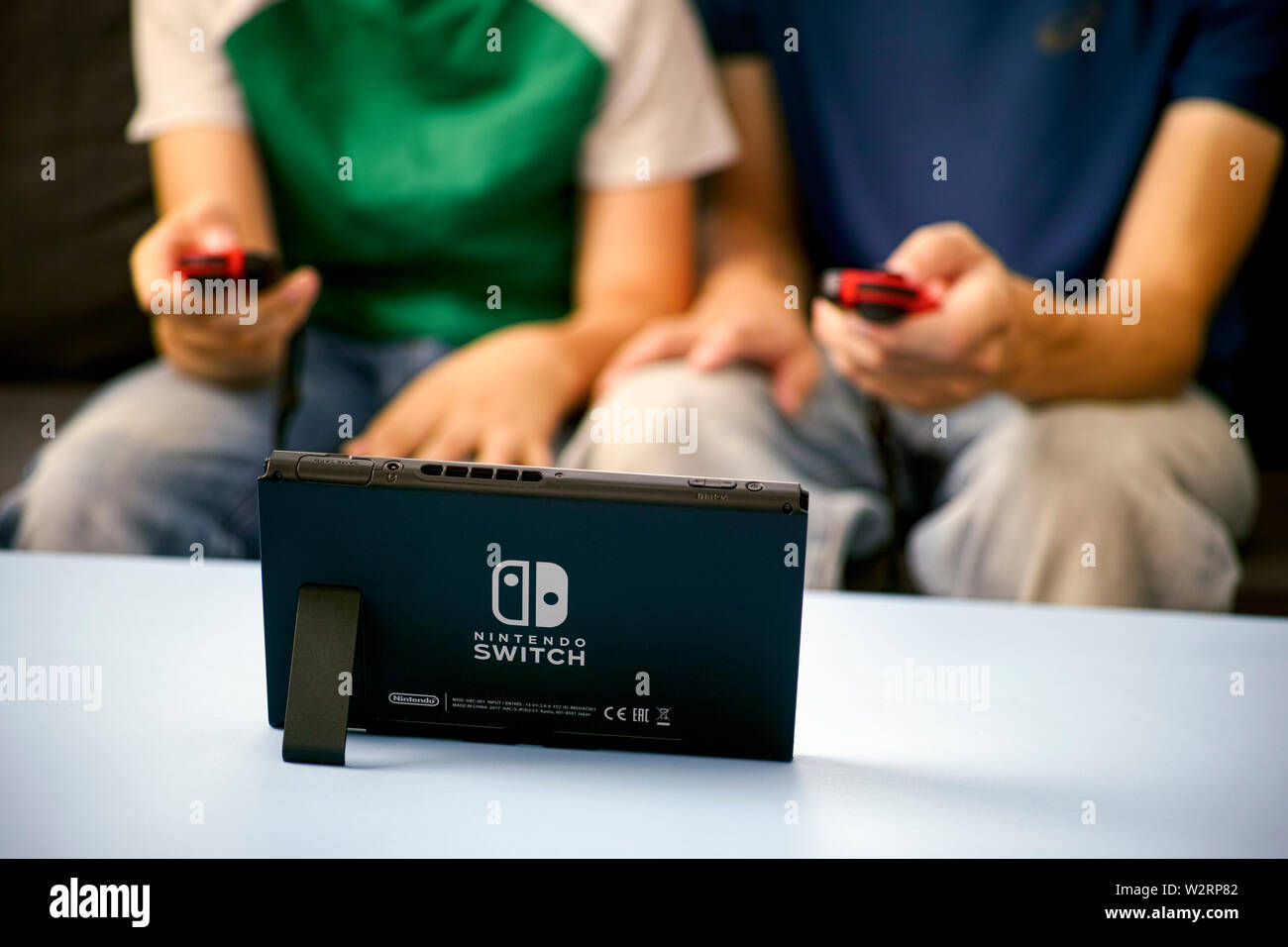 Tambov, Federazione Russa - Giugno 22, 2019 uomo e bambino giocare con il Nintendo switch video della console di gioco. Foto Stock
