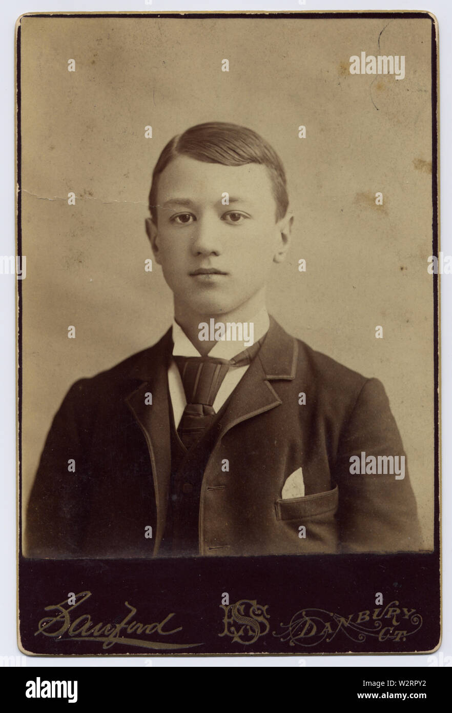 Ritratto del compositore Charles Ives circa 1889. Altre informazioni MSS 14 Foto 46 Oggetto: Charles Ives, ca. 1889 Fotografo: E. Starr Sanford, fotografia; 57 Bianco San, Danbury, CT MSS 14, il Charles Ives Papers in Irving S. Gilmore Music Library di Yale University Foto Stock