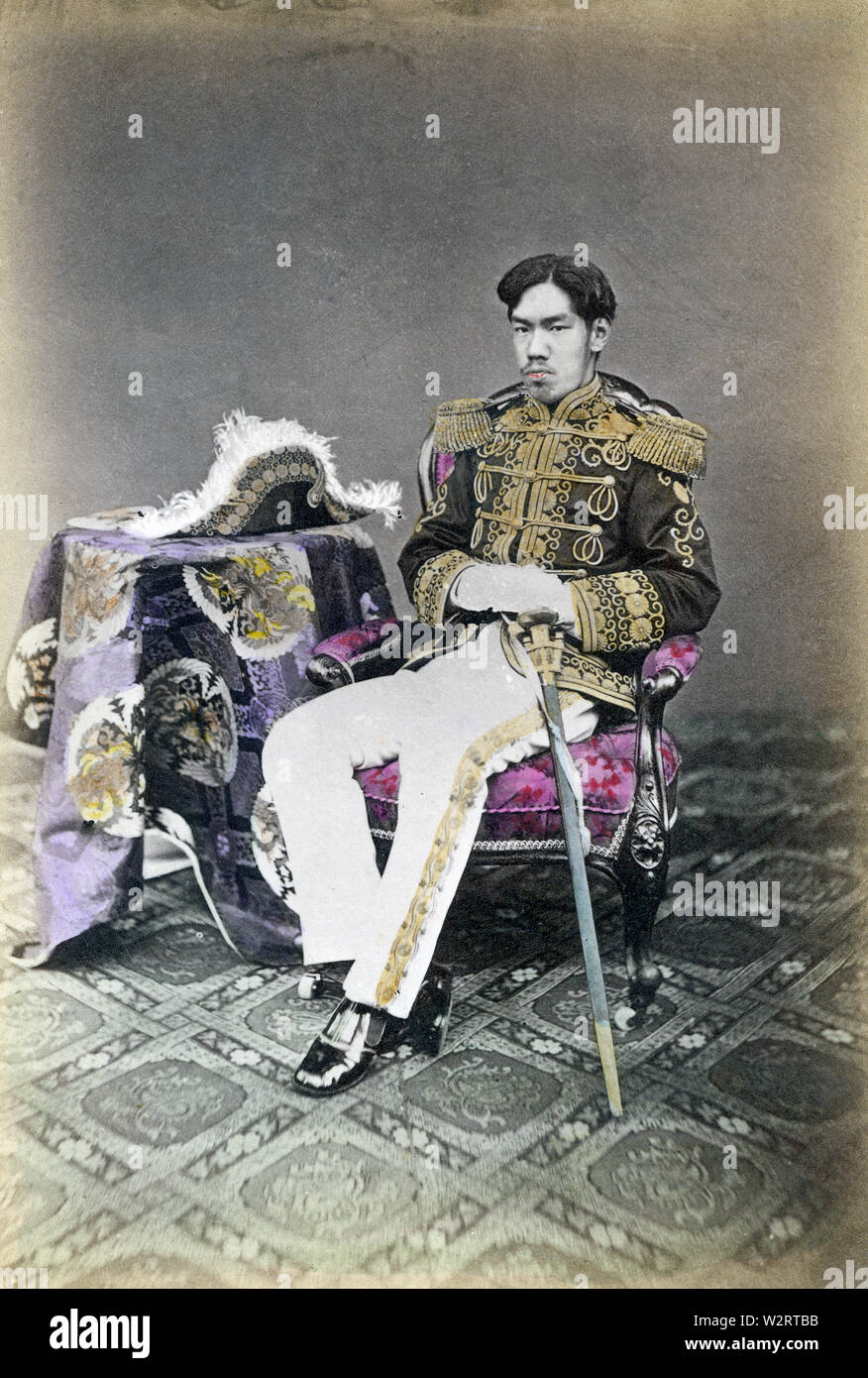 [ 1870 Giappone - l'Imperatore Meiji ] - l'Imperatore Meiji (1852-1912) era il 122imperatore del Giappone. Ca. 1873 (Meiji 6). Xix secolo albume vintage fotografia. Foto Stock