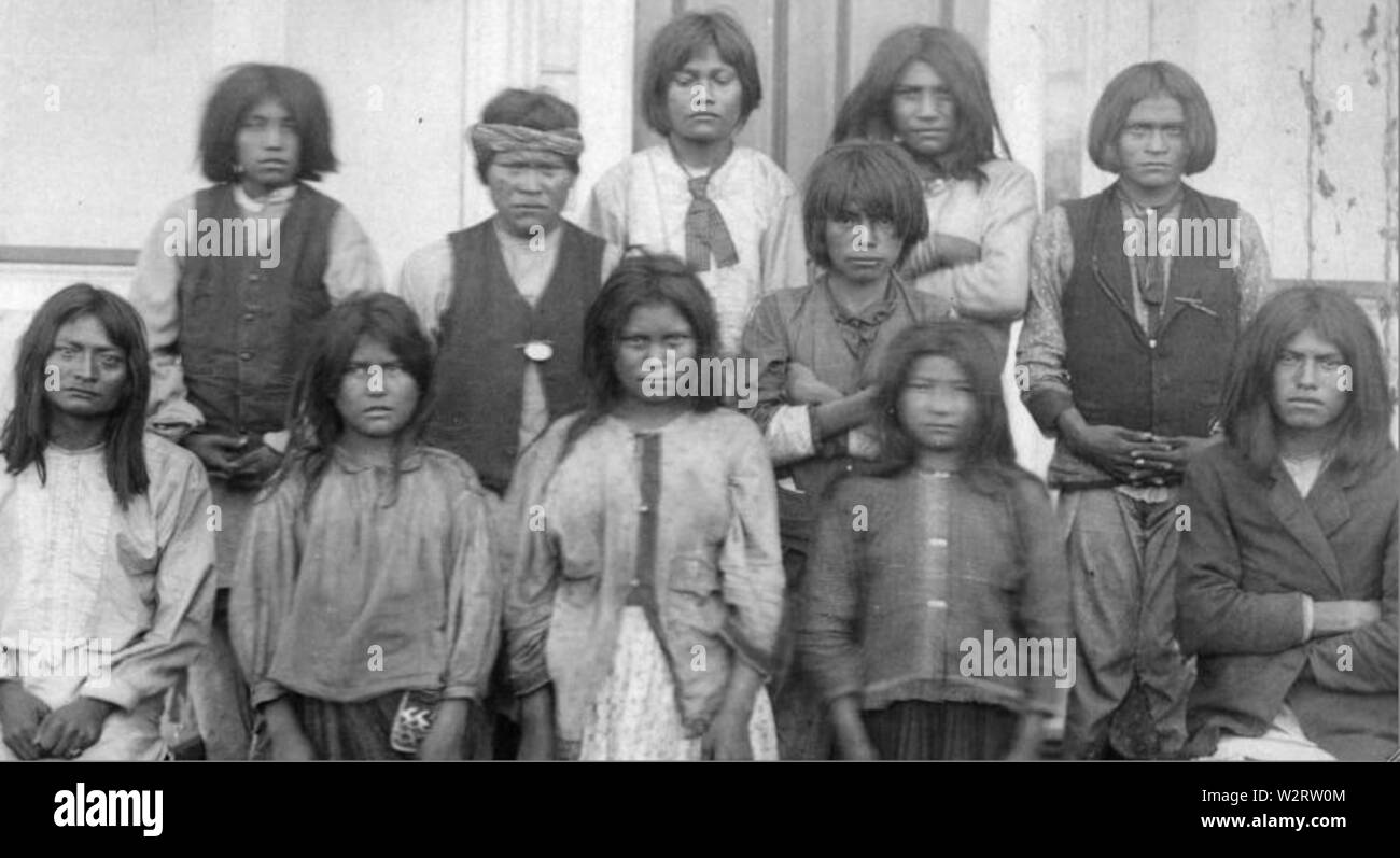 Giovane Chiricahua Apache al loro arrivo a Carlisle Indian School, Carlisle, Pennsylvania - Novembre 4, 1886 - che è stata trasferita da Fort Marion, Florida Foto Stock