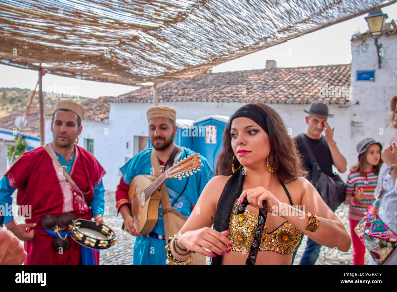 Mertola, Portogallo - 18 Maggio 2019: ballerini e musicisti in abiti arabi nelle strade di Mertola in occasione della festa islamica che si sono svolte in questo Foto Stock
