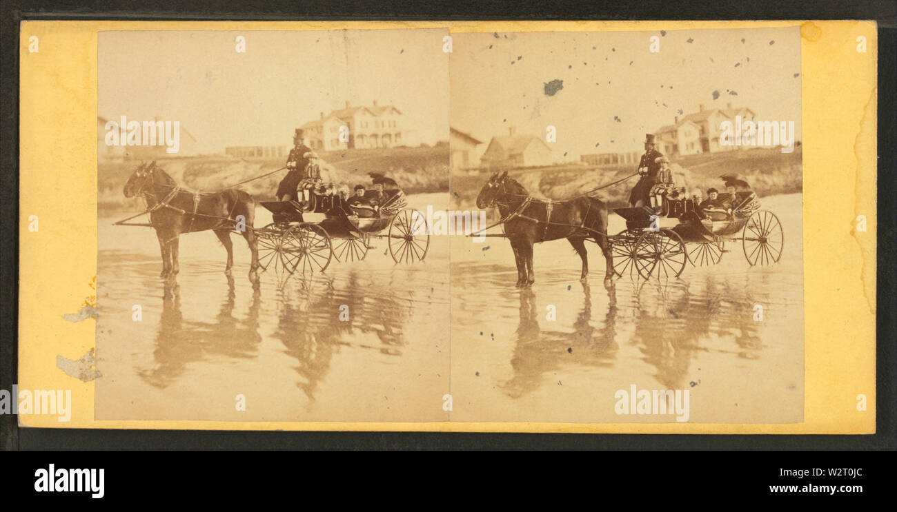 Allenatore sulla spiaggia, e case di distanza, da Robert N Dennis raccolta di vista stereoscopica 3 Foto Stock