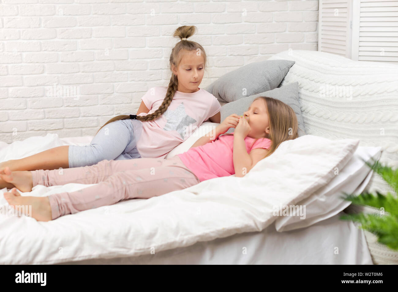 Due simpatici ragazzi ragazze giocando in camera da letto. pigiama party e  amicizia Foto stock - Alamy