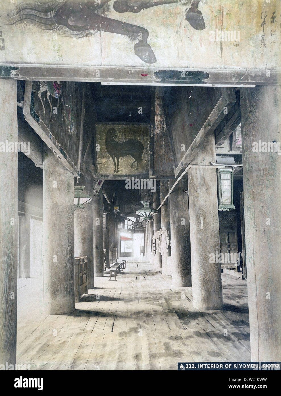 [ 1890 Giappone - Interno del tempio Kiyomizudera, Kyoto ] - Interno di Otowa-san Kiyomizudera tempio buddista a Higashiyama nella parte orientale di Kyoto. Costruito nel 1633, il tempio in realtà risale al 798. Il tempio prende il suo nome ("acqua pura") dalla cascata nel complesso del tempio. Xix secolo albume vintage fotografia. Foto Stock