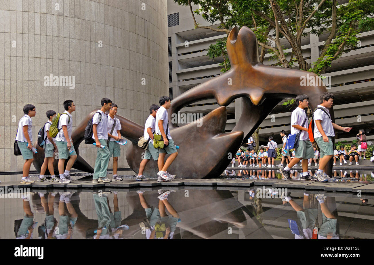 Singapore, Singapore - 14 novembre 2011: gli alunni visitano la scultura in bronzo grande figura distesa di Henry Moore a ocbc centre su chulia street Foto Stock