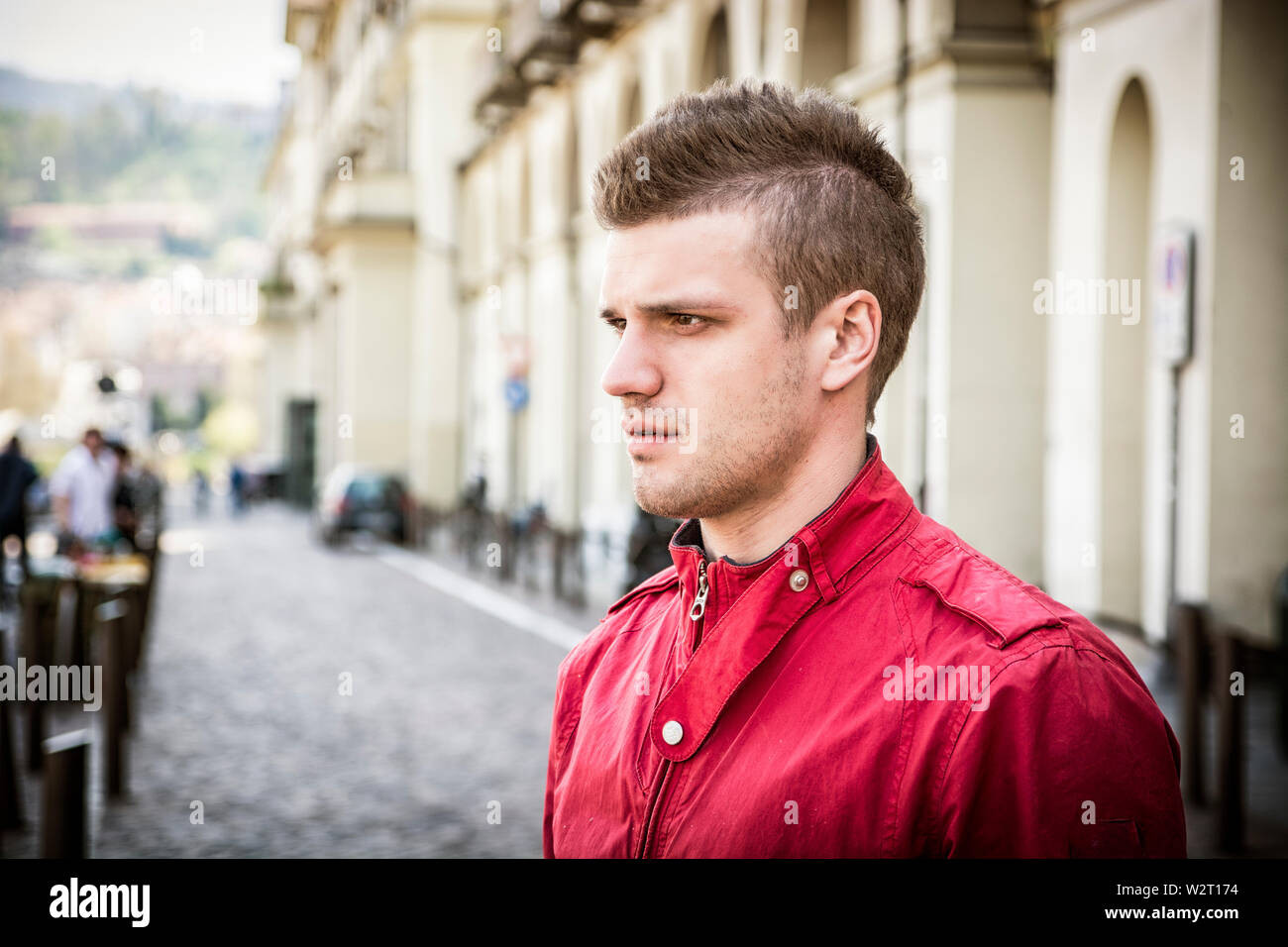 Un bel giovane uomo in impostazione della città Foto Stock