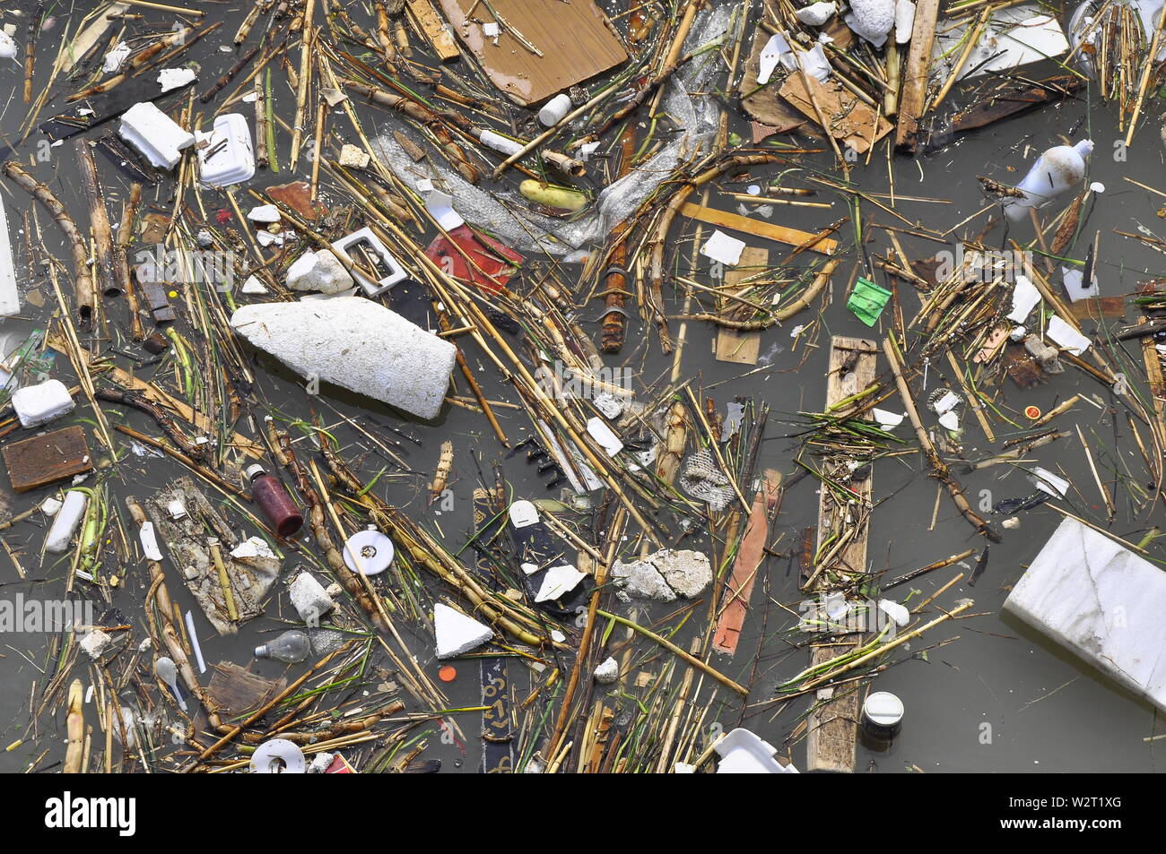 Una varietà di plastica e altri prodotti di scarto intasare un fiume in Cina Foto Stock