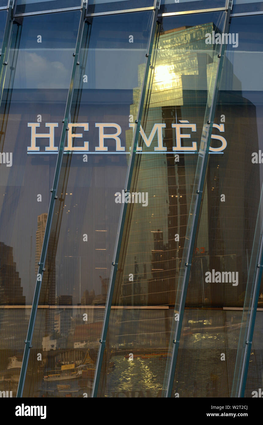 Bangkok, Tailandia - 20 gennaio 2019: finestra di iconsiam shopping mall con logo hermes riflettendo le opposte sponde del Mae Nam Chao Phraya Foto Stock
