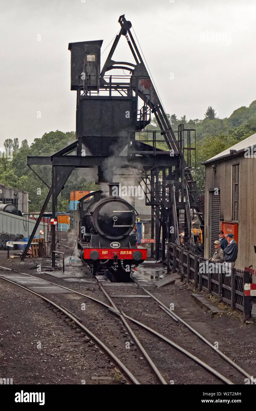 LNER Q6 locomotiva a vapore sotto la stazione di rivestimento a Grosmont funziona Foto Stock