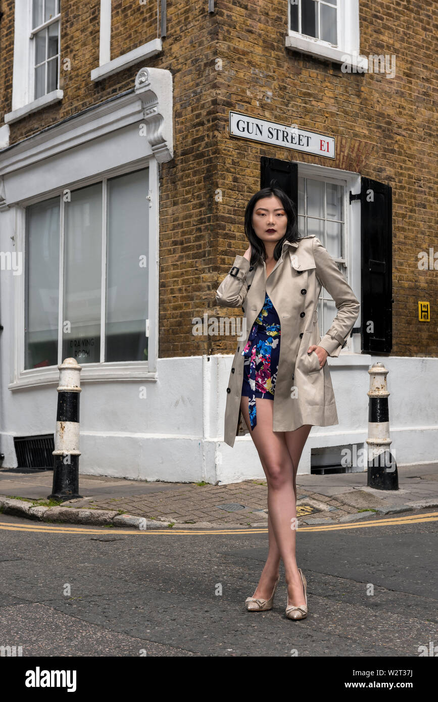 Donna che indossa un impermeabile a Londra Foto Stock