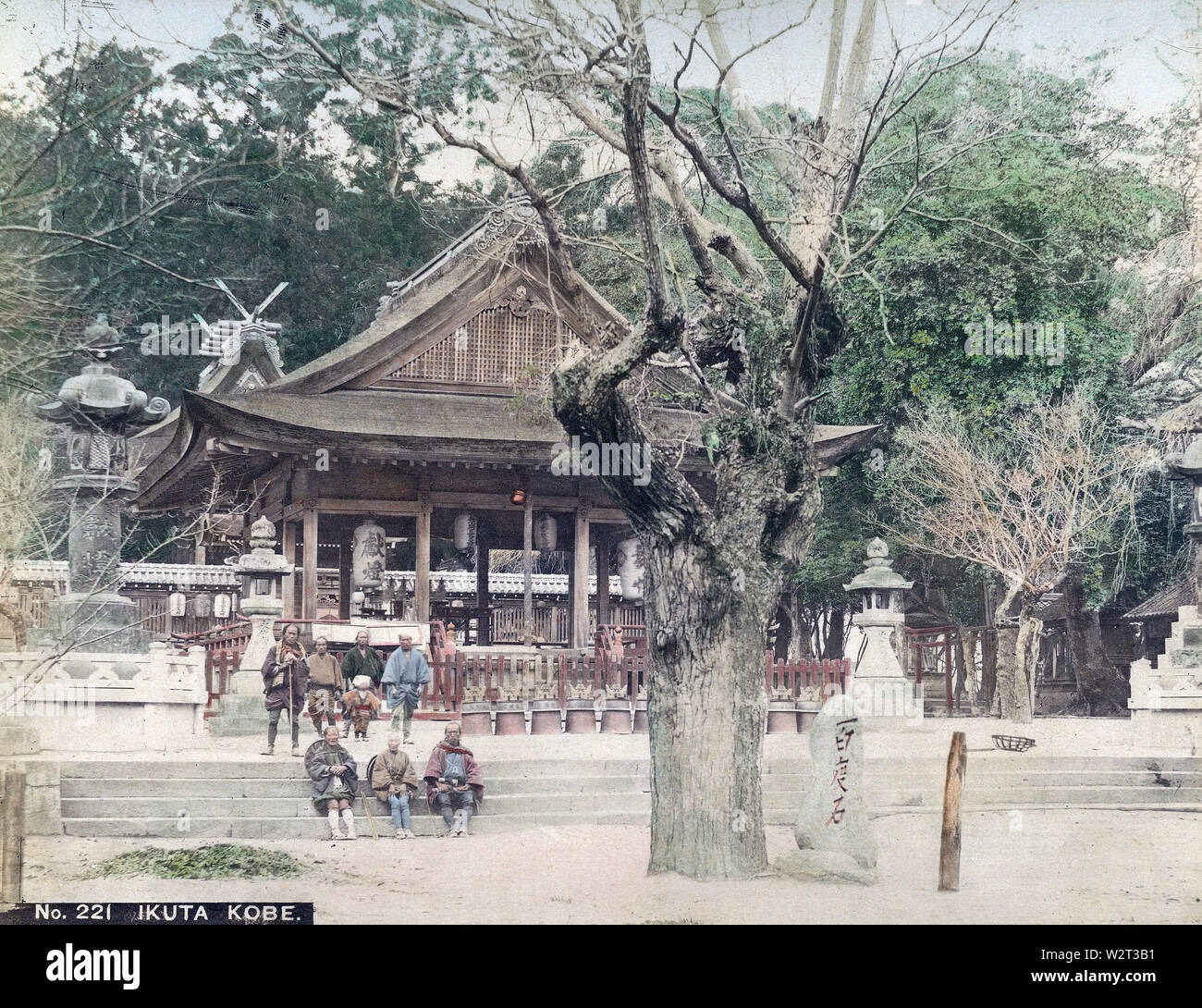 [ 1890 Giappone - Ikuta Jinja, un santuario shintoista a Kobe ] - Ikuta Jinja, un santuario scintoista di Kobe, nella prefettura di Hyogo. Il santuario è tra i più antichi santuari in Giappone ed è menzionato nel Nihon shoki, il secondo più antico libro della classica storia giapponese. La battaglia di Ichi-no-Tani (1184) ha avuto luogo in ed intorno a Ikuta Santuario. Xix secolo albume vintage fotografia. Foto Stock