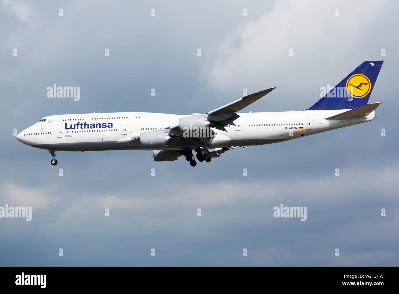 Francoforte / GERMANIA - Aprile 26, 2015: Lufthansa Boeing 747-8 D-ABYN piano passeggero atterraggio all' aeroporto di Francoforte Foto Stock