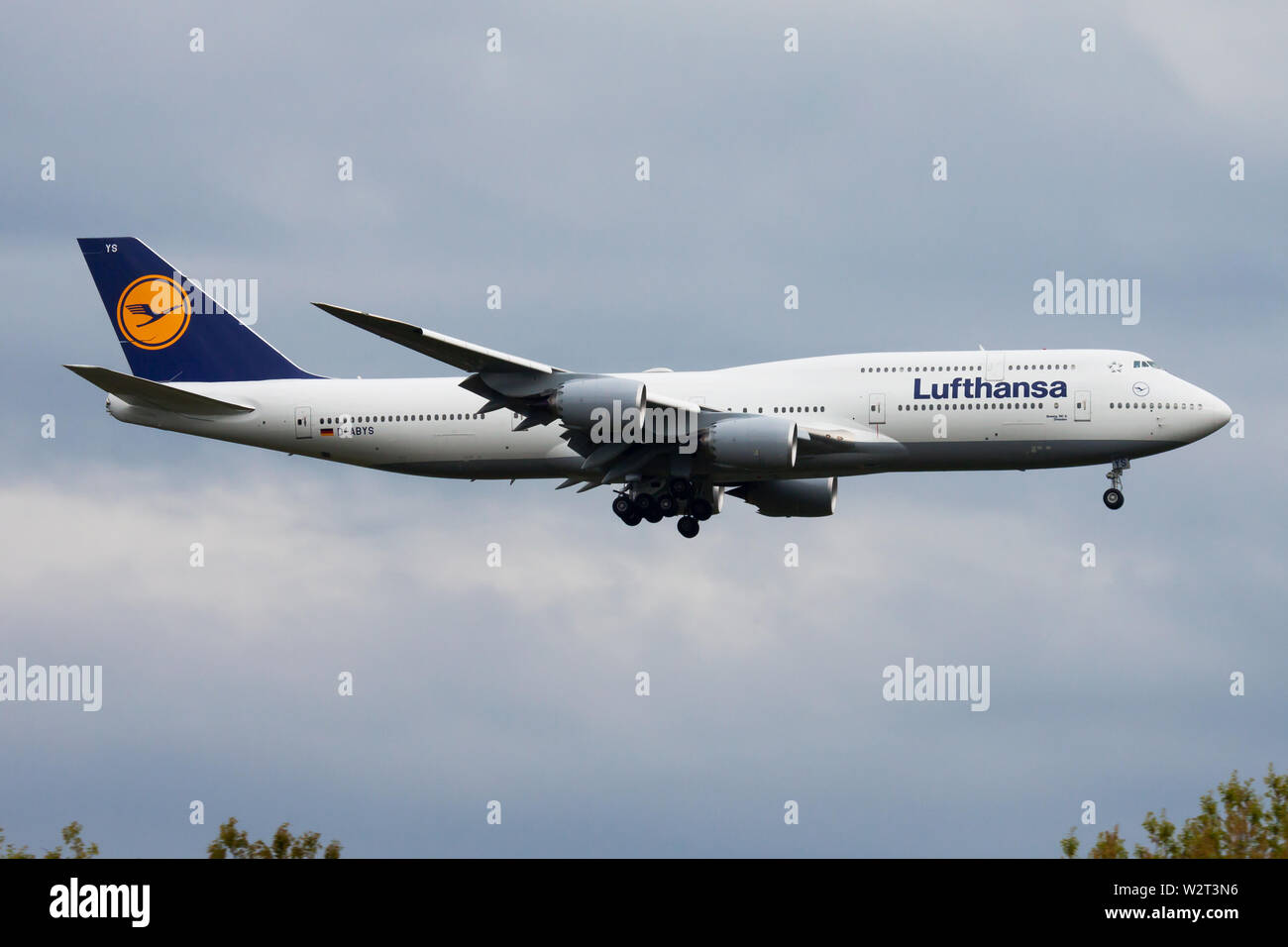 Francoforte / GERMANIA - Aprile 25, 2015: Lufthansa Boeing 747-8 D-ABYS aereo passeggeri atterraggio all' aeroporto di Francoforte Foto Stock