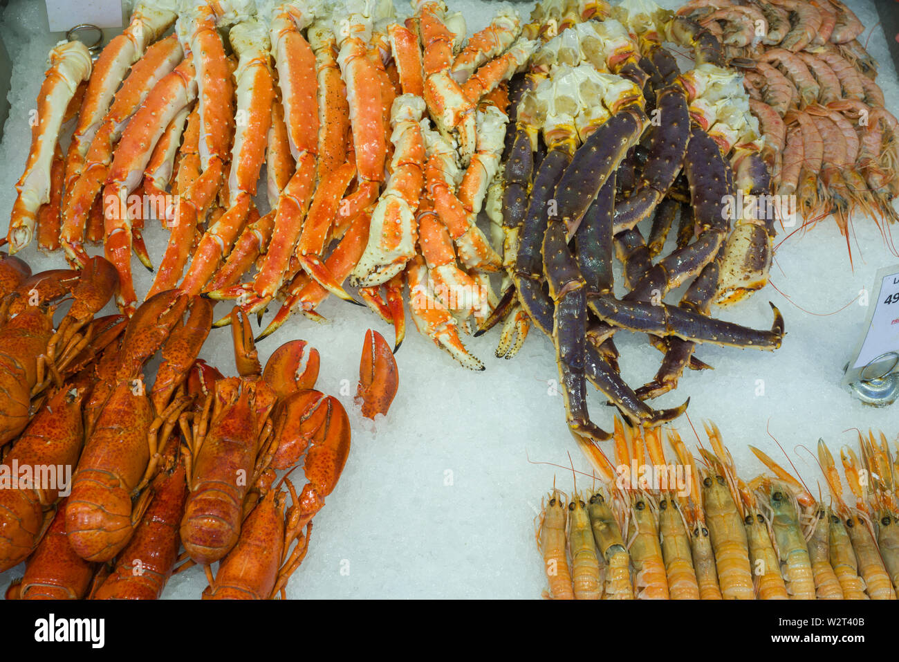 Piatti a base di frutti di mare freschi nel mercato degli agricoltori di Bergen, Norvegia Foto Stock