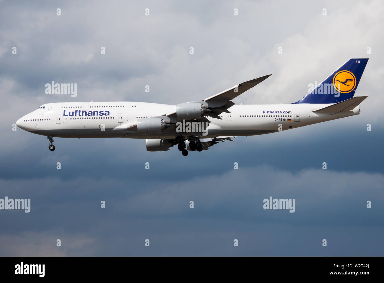 Francoforte / GERMANIA - Aprile 26, 2015: Lufthansa Boeing 747-8 D-ABYH piano passeggero atterraggio all' aeroporto di Francoforte Foto Stock