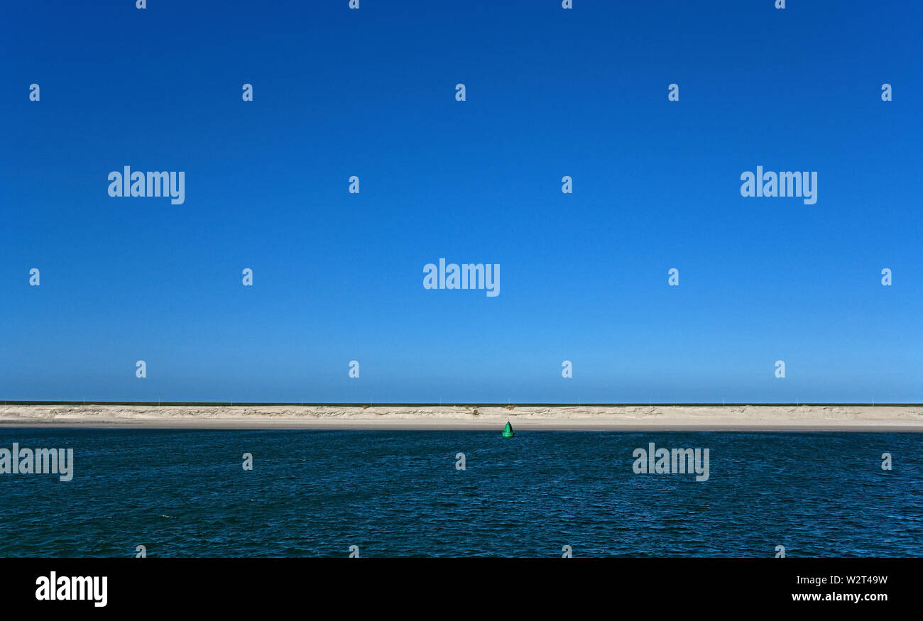 Porto di Rotterdam, Paesi Bassi - 31 marzo 2018: Mare del Nord dyke di HCFC rigenerati maasvlakte 2 e un faro di segnalazione verde Foto Stock