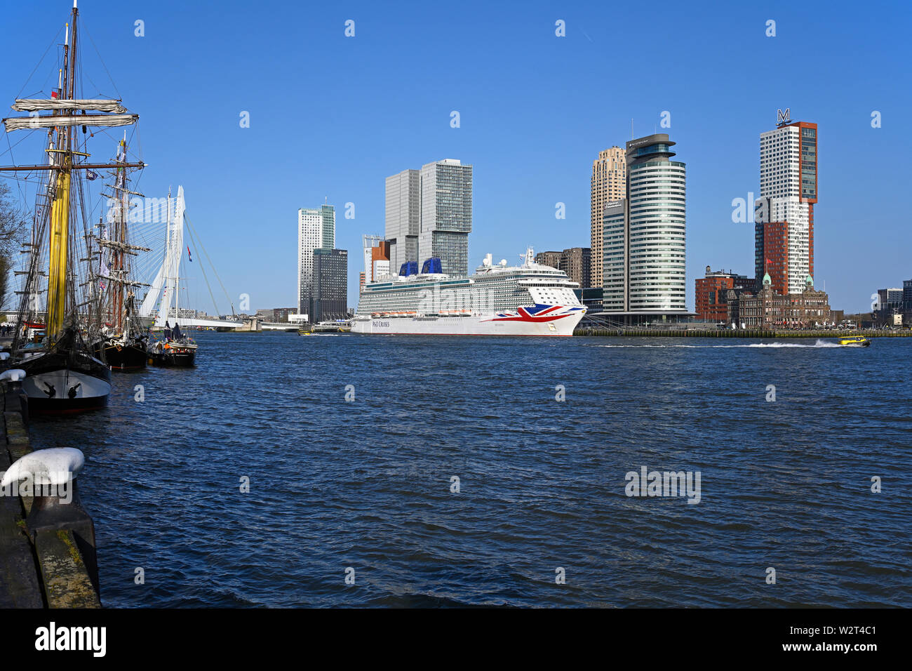 Rotterdam, Paesi Bassi - 31 marzo 2019: vista dal parkkade verso Nieuwe Maas river, ponte Erasmus e Kop van Zuid / british nave da crociera brita Foto Stock
