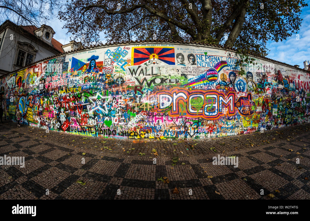 Il Muro di John Lennon, il Muro della Pace, Praga, Repubblica Ceca. Si  trova vicino al Ponte Carlo Foto stock - Alamy