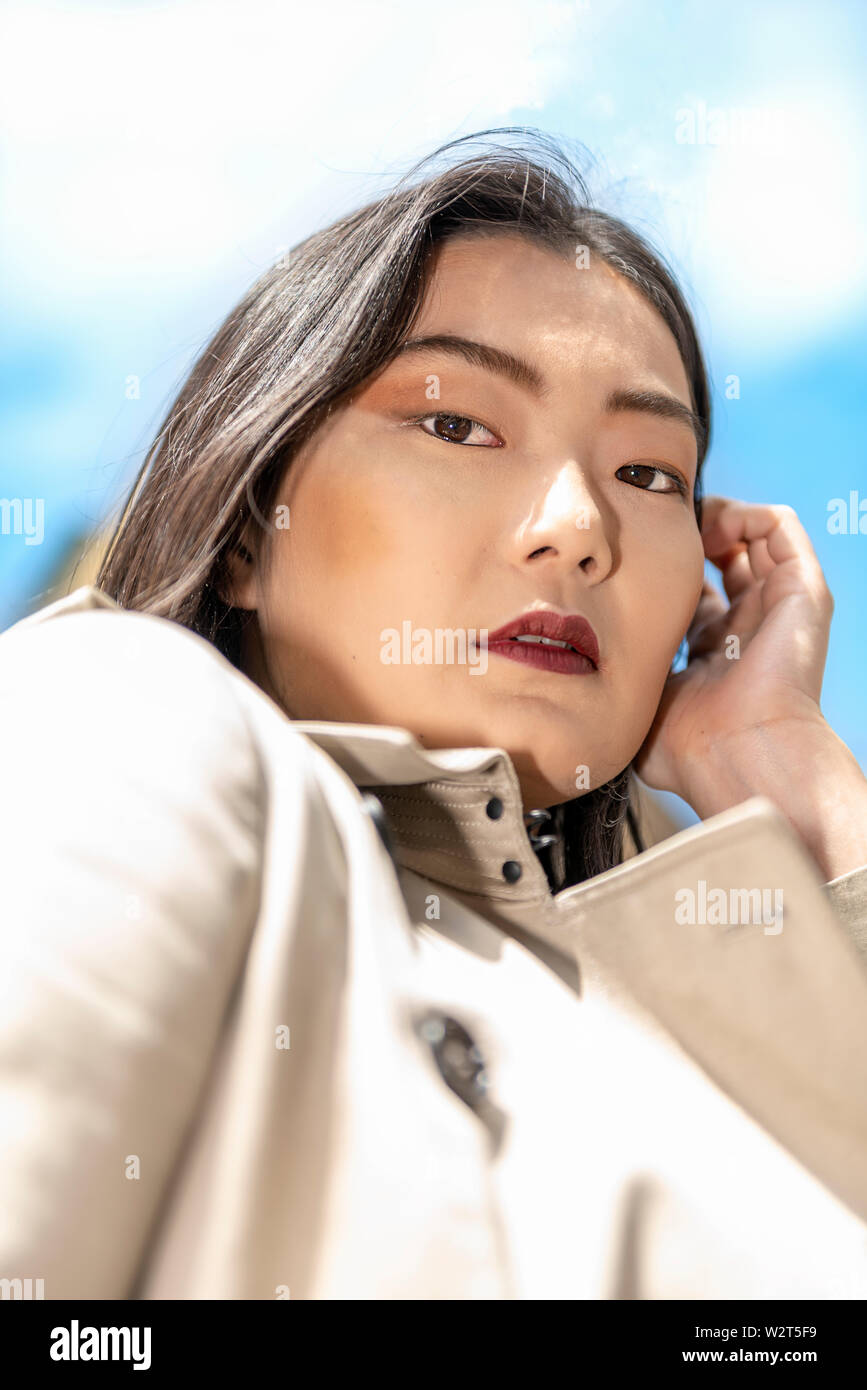 Donna che indossa un impermeabile a Londra Foto Stock