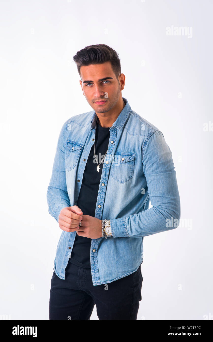 Giovane bell'uomo in piedi in studio girato Foto Stock
