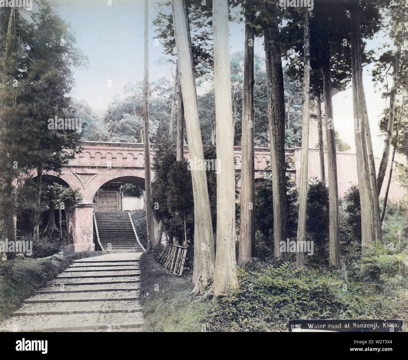 [ 1890 Giappone - Acquedotto di Nanzenji, Kyoto ] - La suirokaku (水路閣, acquedotto) al Tempio di Nanzenji (南禅寺) in Kyoto. Essa è stata completata nel 1889 (Meiji 21) per fornire a Kyoto con acqua dal Lago Biwa per la generazione di energia elettrica e della città di approvvigionamento di acqua potabile, nonché di facilitare il trasporto. La centrale idroelettrica costruita per questo progetto è stato il Giappone del primo. Il progetto è stato ideato dal giapponese ingegnere civile Sakuro Tanabe (田辺朔郎, 1861-1944). Xix secolo albume vintage fotografia. Foto Stock