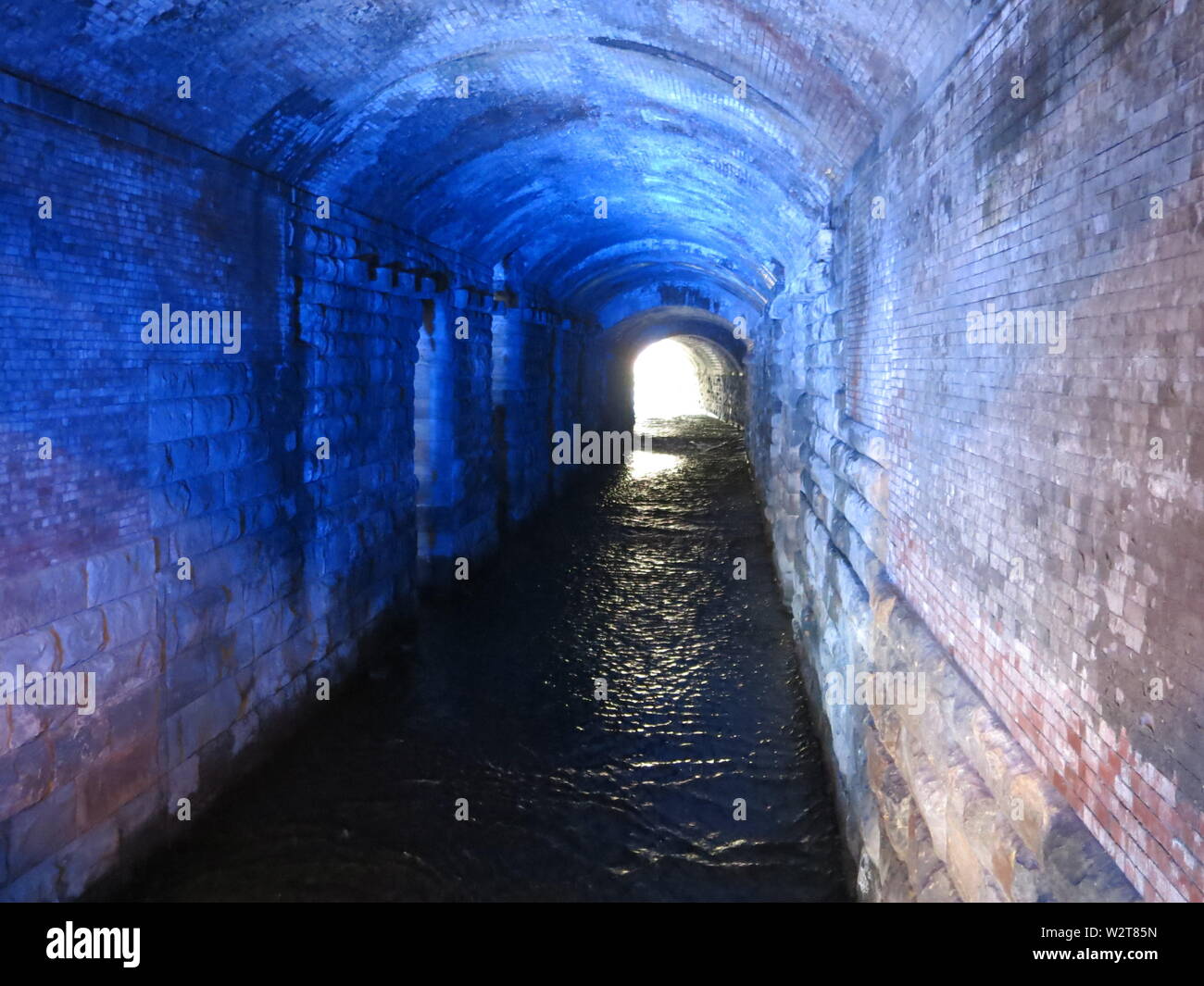 Il mattone-tunnel foderato complesso conosciuto come 'Dark archi" si trova al di sotto di Leeds stazione ferroviaria, & è stata utilizzata in precedenza come pontili per il Leeds e Liverpool Canal Foto Stock