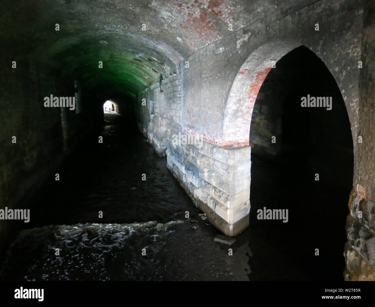 Il mattone-tunnel foderato complesso conosciuto come 'Dark archi" si trova al di sotto di Leeds stazione ferroviaria, & è stata utilizzata in precedenza come pontili per il Leeds e Liverpool Canal Foto Stock