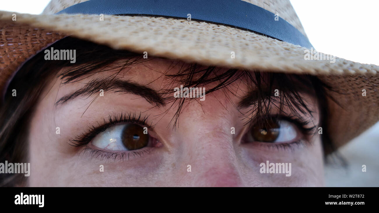Ragazza ingannare nella parte anteriore della fotocamera porta occhi  insieme Foto stock - Alamy